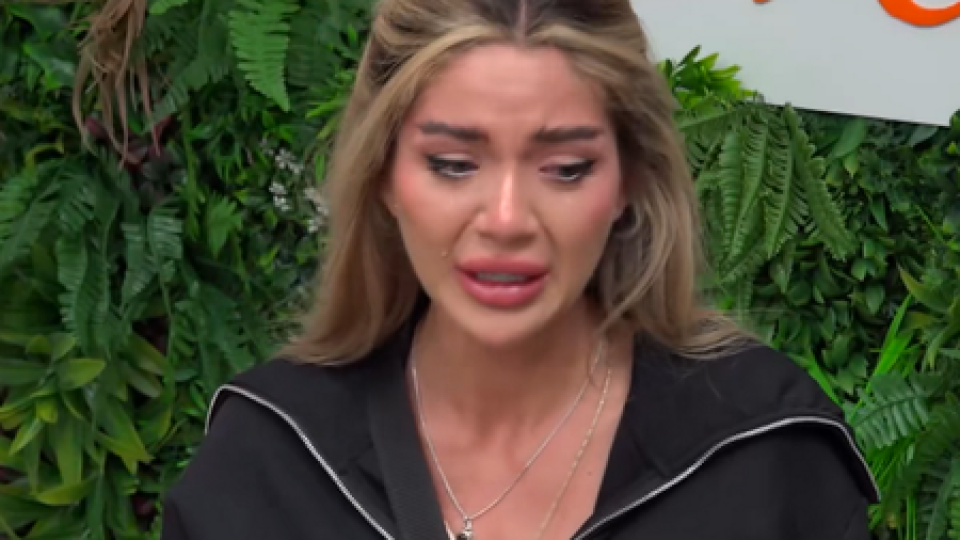 Кралица ли?! Дъртакът с парите не само "опъва" брадърката Мина, но и тя му слугува! (в замяна й купува парцалки)