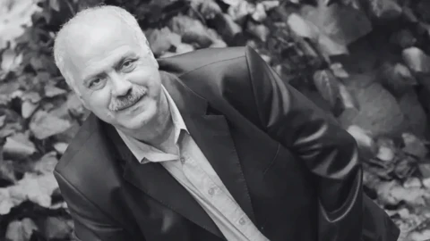 Скръб в Истанбул: Стотици на колене пред ковчега на великия Али Тутал