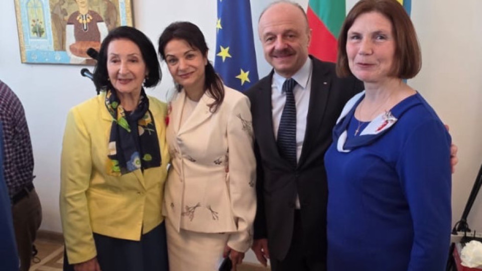 Росица Кирова дари 4850 учебни пособия за българските неделни училища в Одеса: „Мисия „Българи“ е дълг, който не приключва“