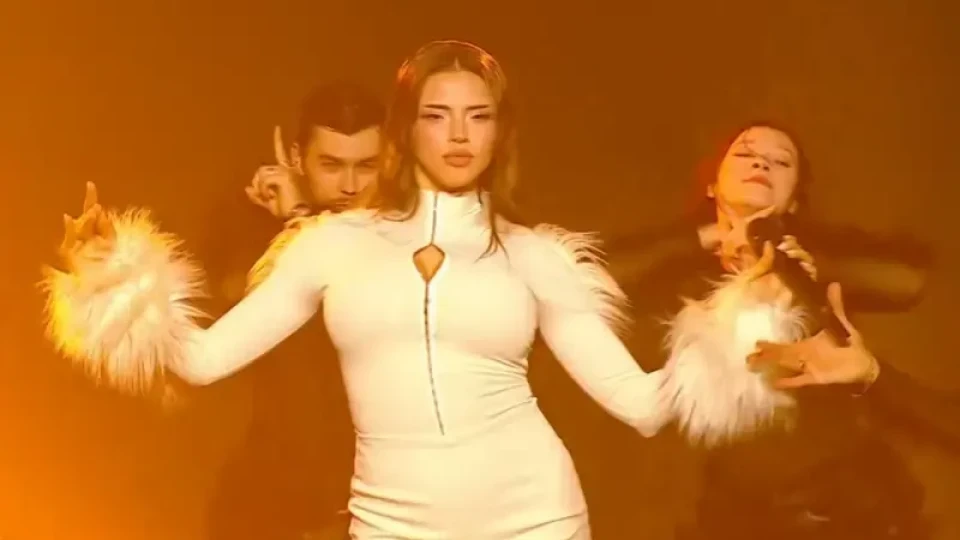 Парчето на Дара за „Евровизия“ раздели българите на две!Чужденците я хвалят, ние я плюем