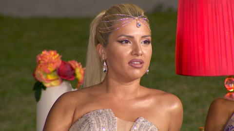 Помните ли простоватата Теа от "Ергенът": Танцьорката се предлага гола в нета! (ПОТРЕС КАДРИ)