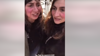 Позор! Тризначките грачат обиди под прозорците на принц Уилям и Кейт