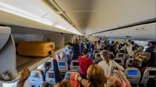 Тийнейджър рита седалка в самолет, пътник му счупи няколко зъба