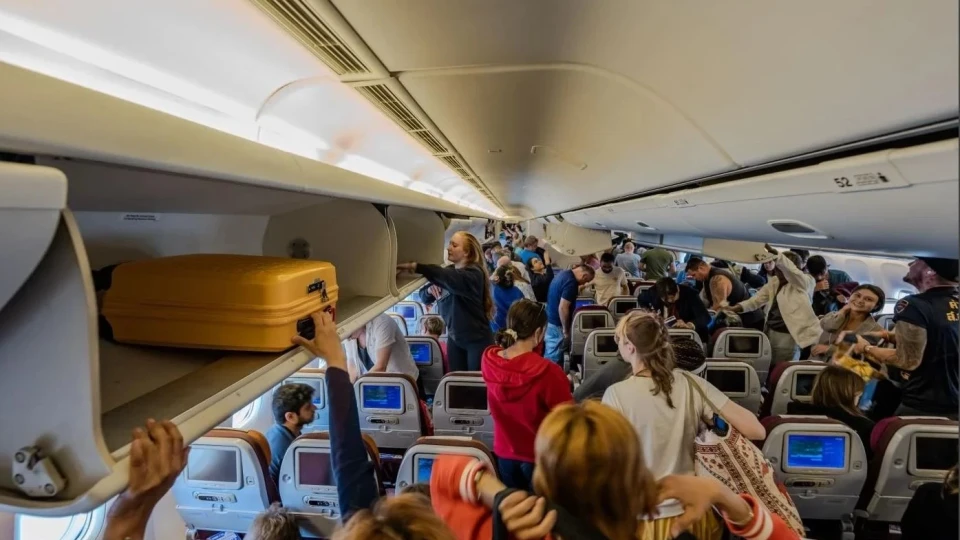 Тийнейджър рита седалка в самолет, пътник му счупи няколко зъба