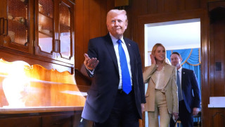 Доналд Тръмп отдаде почит към Елвис Пресли в имението "Грейсланд" (снимки/видео)