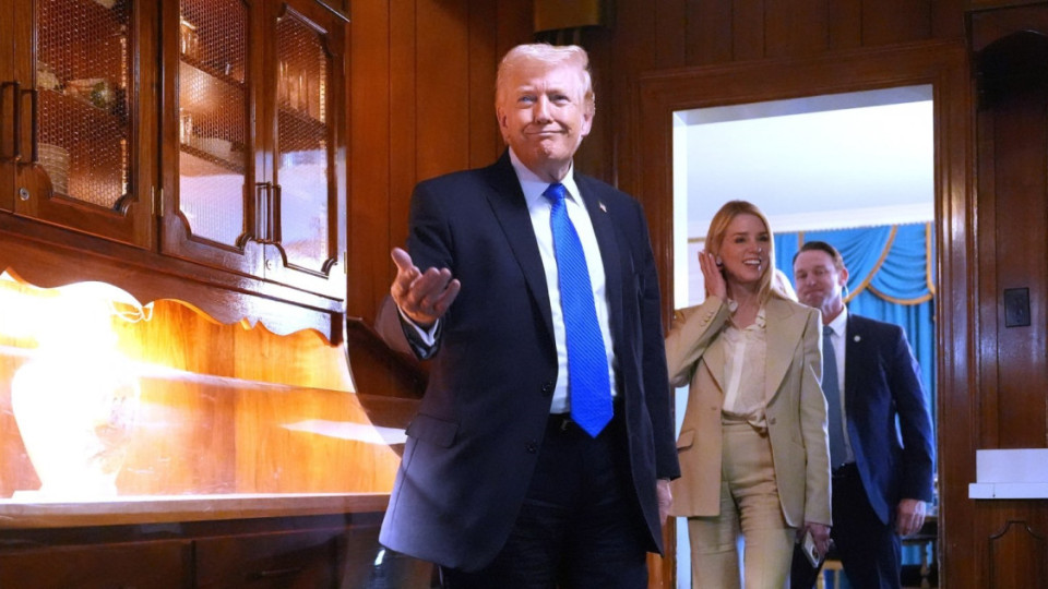 Доналд Тръмп отдаде почит към Елвис Пресли в имението "Грейсланд" (снимки/видео)