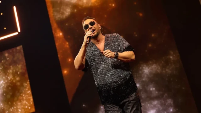 Черна роза или черна изцепка? Коцето не можа да изпее хитовете си на живо