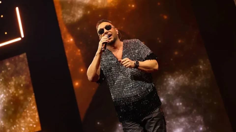 Черна роза или черна изцепка? Коцето не можа да изпее хитовете си на живо