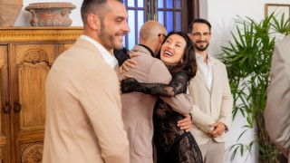 Макар разголена и гореща: Ергените биха шута на грешната светица Санта Китана! (Снимки)