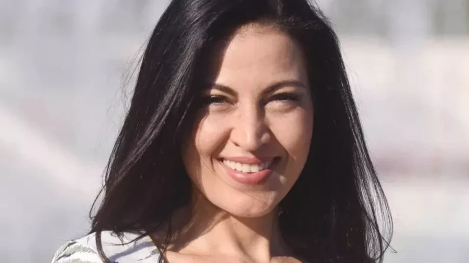 Скандал в София: Хората плащат луди пари, за да пият вино с Деси Стоянова!