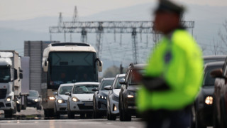 Шофьор на камион умишлено блокира АМ "Хемус" към София, образува се огромна опашка (снимки)