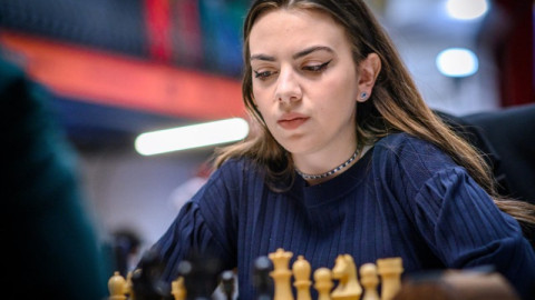 Шахматна кралица или секси тигрица: Нургюл Салимова се разголи в оскъдна нощничка, търси ли си мъж?! (СНИМКИ)