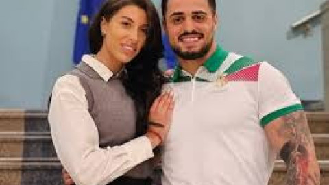 Така се пази известен мъж! Гаджето на Карлос Насар не го изпуска и за миг