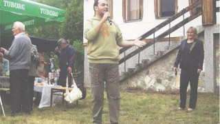 Драго Чая се моли за милост сред руините в Горно Уйно