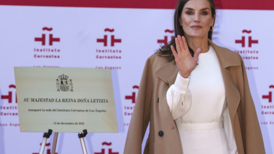 Кралица Летисия падна от лодка по време на официална кралска визита (видео)