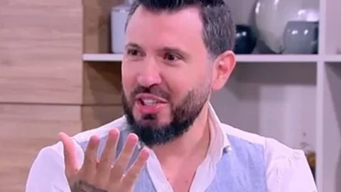 Мартин Елвиса не си губи времето! Онлайн фен модел е новата му тръпка (Горещо фото)